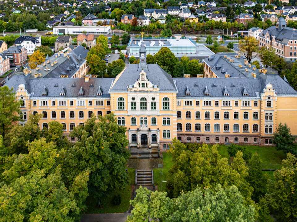 Drohnenaufnahme der Schule im Sommer