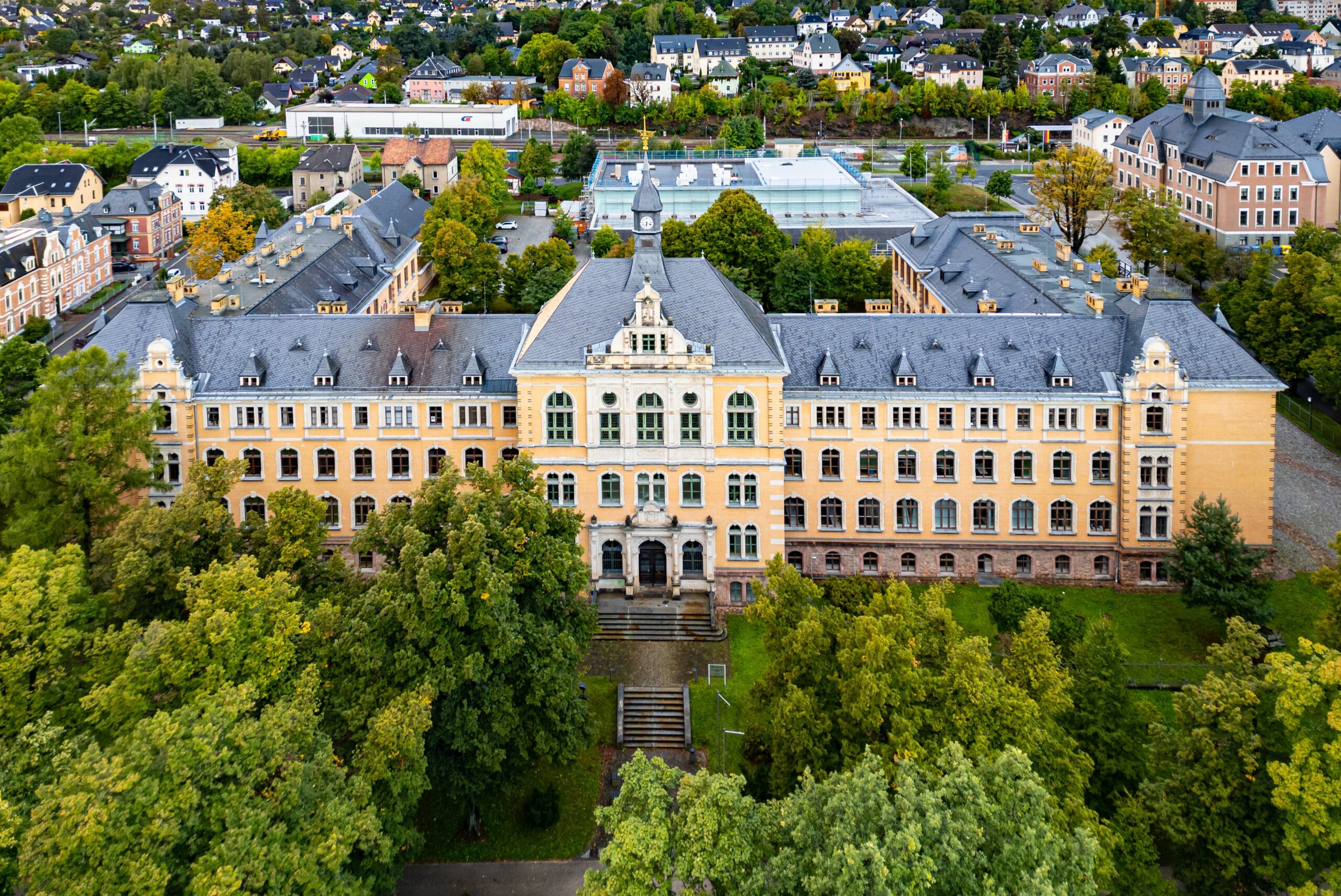 Drohnenaufnahme der Schule im Sommer