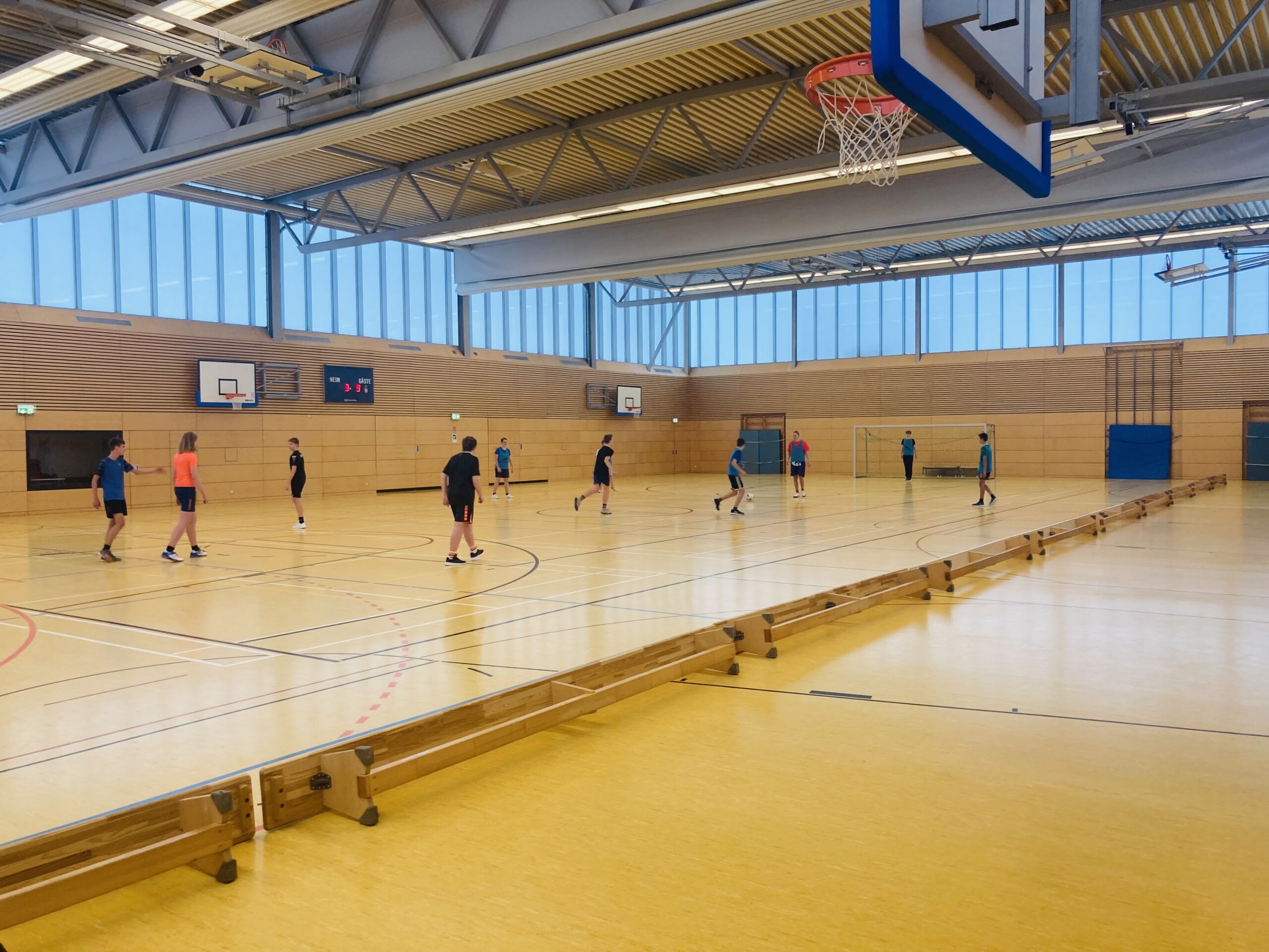 Bild eines Fußballspiels in der Turnhalle