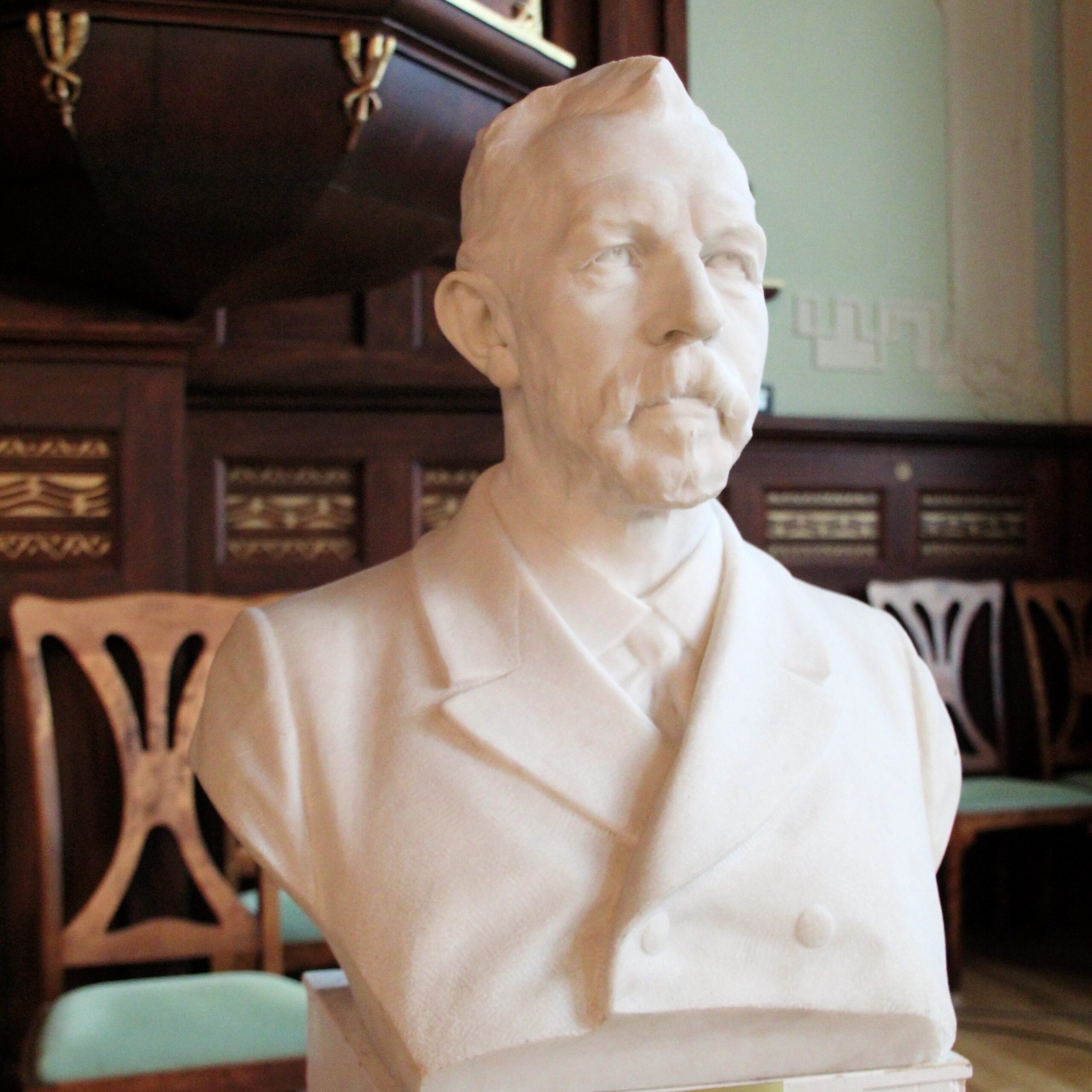 Statue von Carl von Bach