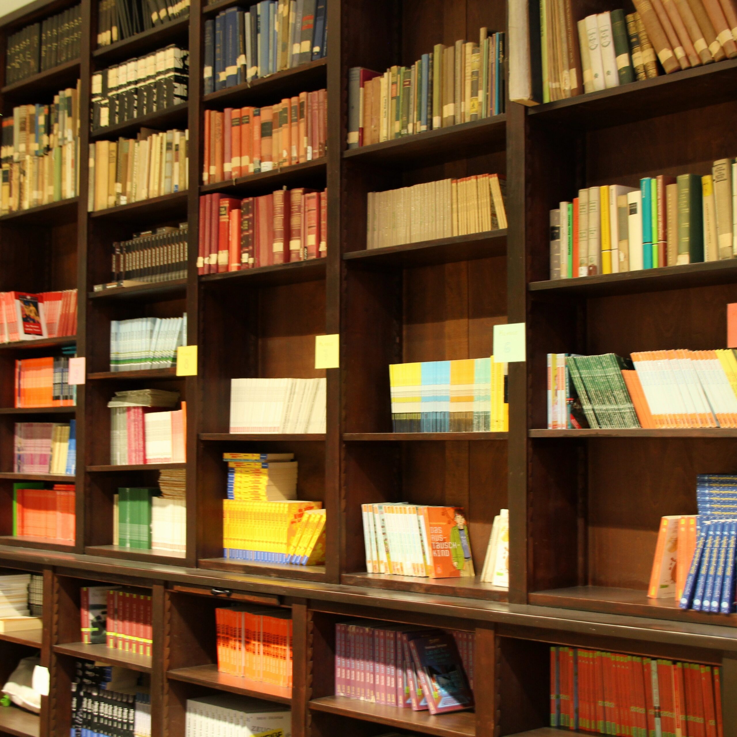 Bild eines Bücherregals