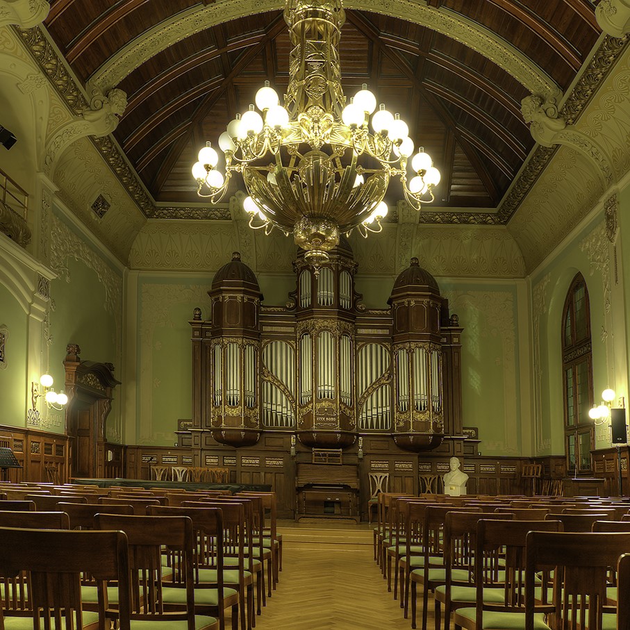 Bild der Aula mit Orgel