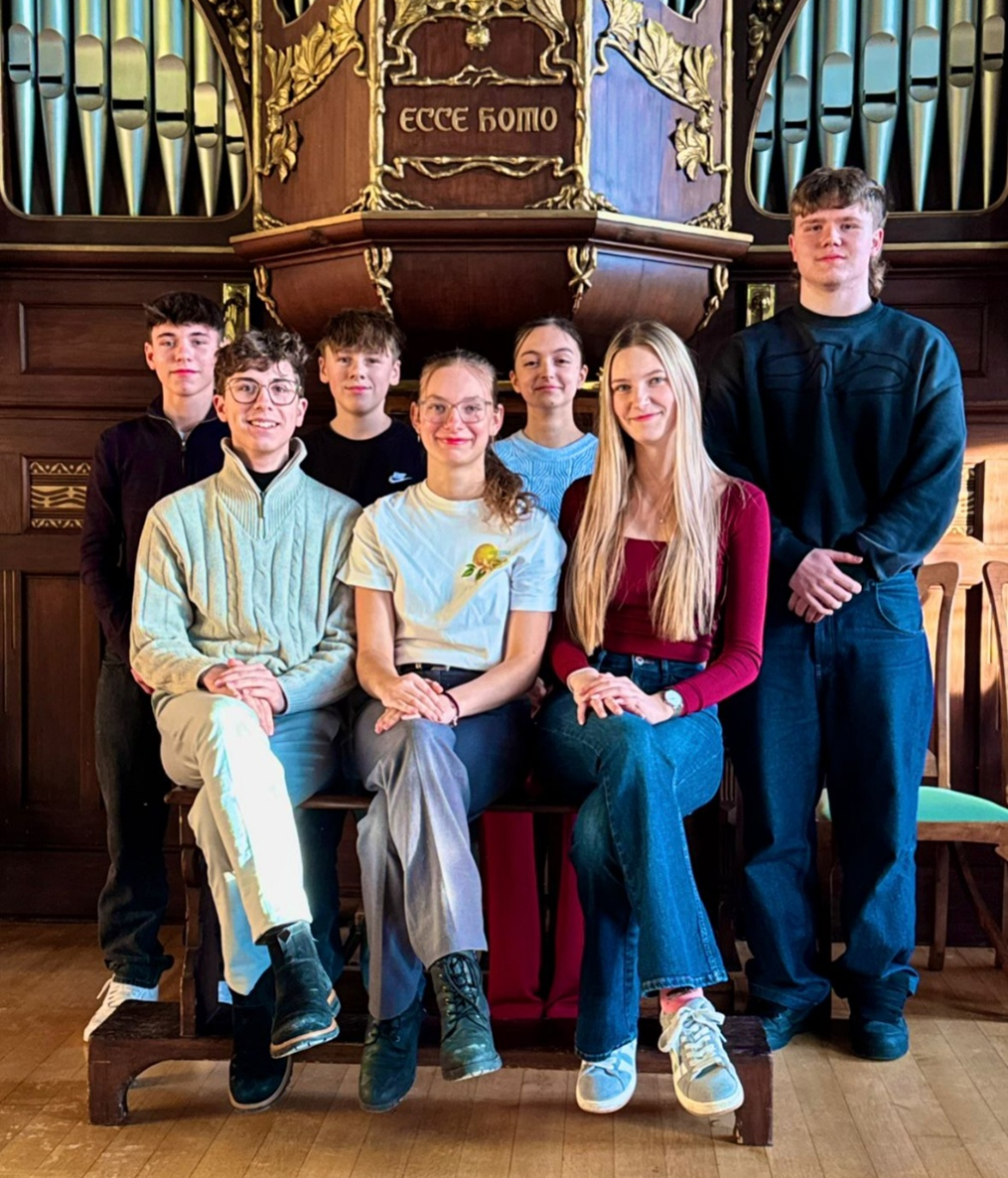 Das Bild zeigt eine Gruppe von 7 Schülerinnen und Schülern.